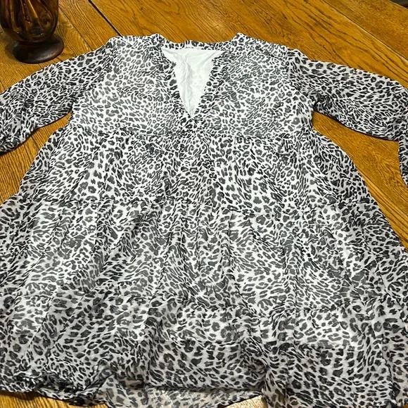 No brand tiered dress with bell sleeves. Animal print. Lined. XL. - Picture 1 of 10